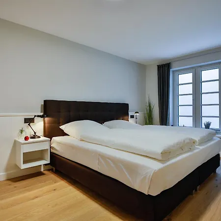 Haus Dock 10 *